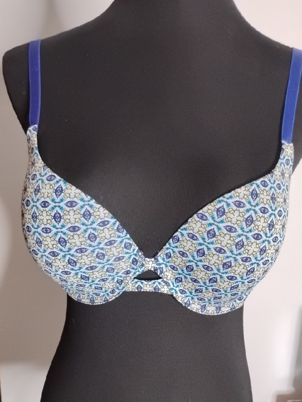 Victorias Secret Patterned Underwire T-Shirt Bra in Blue and White